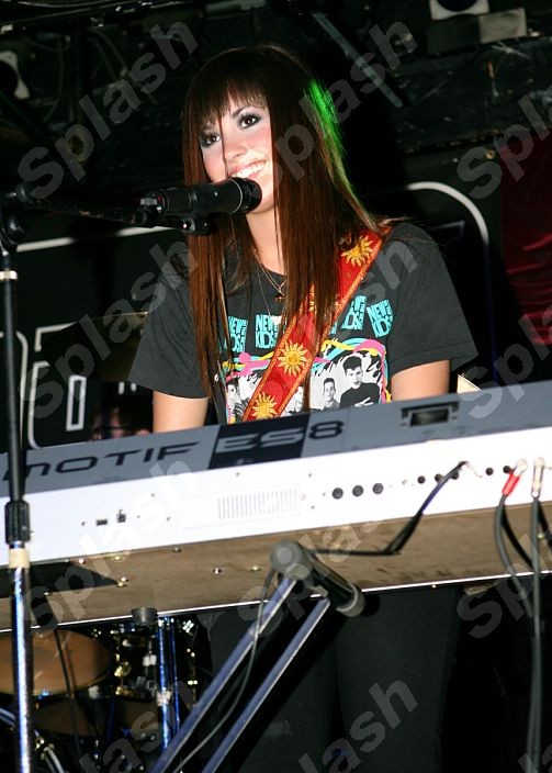 demi-lovato-long-island-01_sp.jpg