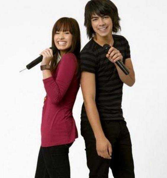 Demi-Lovato-and-Joe-Jonas-camp-rock-1404221-564-600.jpg